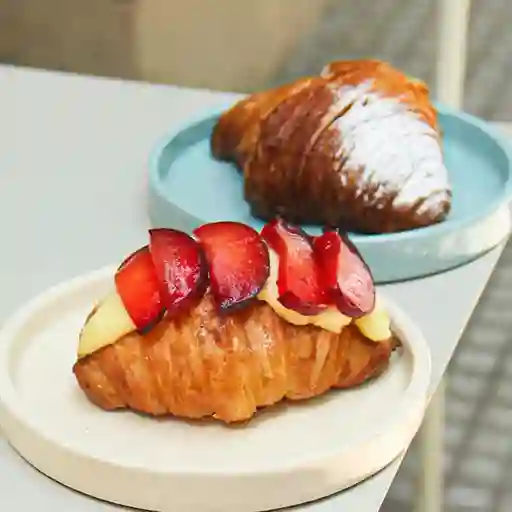 Croissant con Pastelera y Frutillas