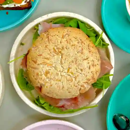 Chipa Relleno con Crudo y Rúcula